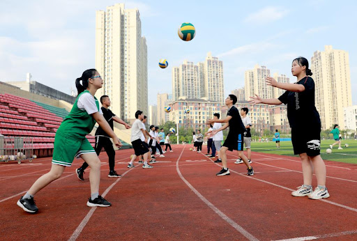 上任后首次露面，国足新帅邵佳一现场观战中国U22vs越南U22